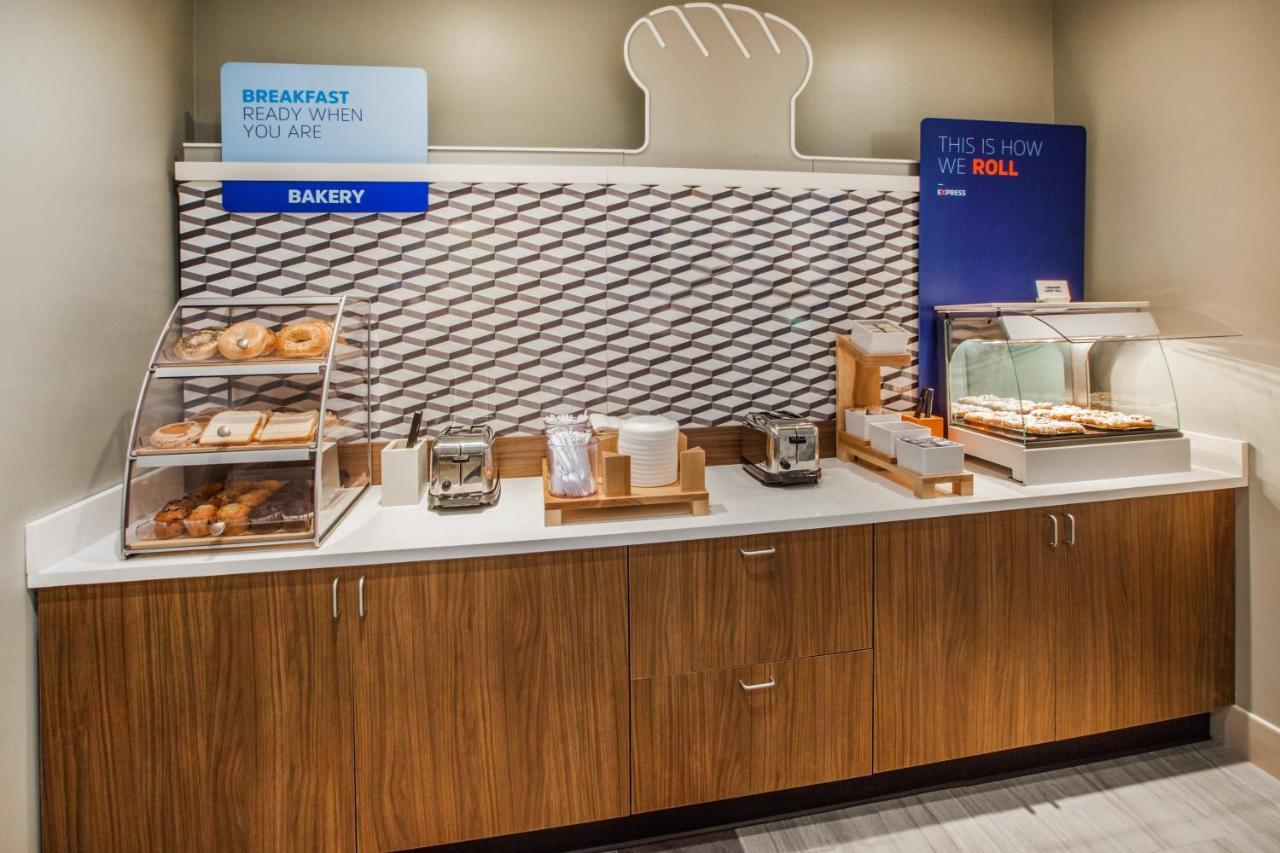 Holiday Inn Express - Gulfport Beach By Ihg 외부 사진