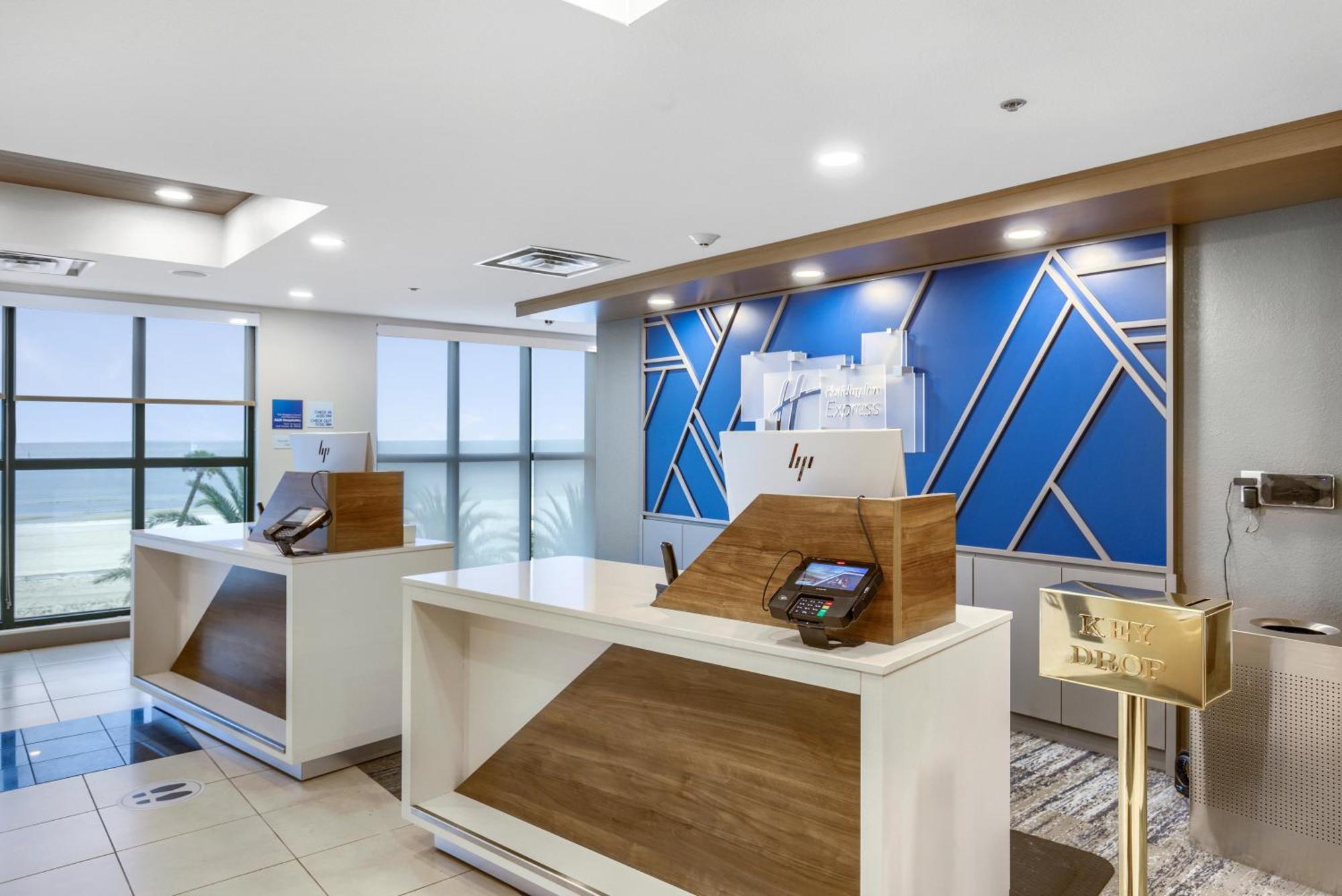 Holiday Inn Express - Gulfport Beach By Ihg 외부 사진